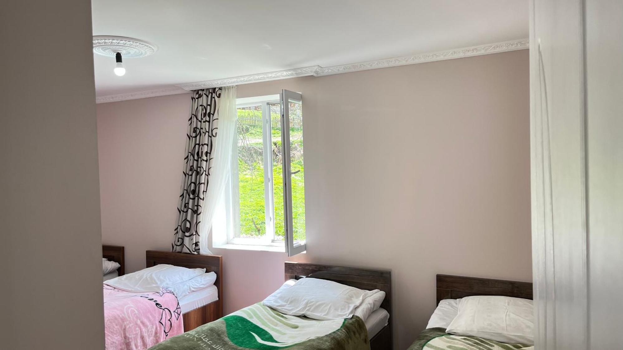 Ciuri'S Guesthouse Zhabeshi Bagian luar foto