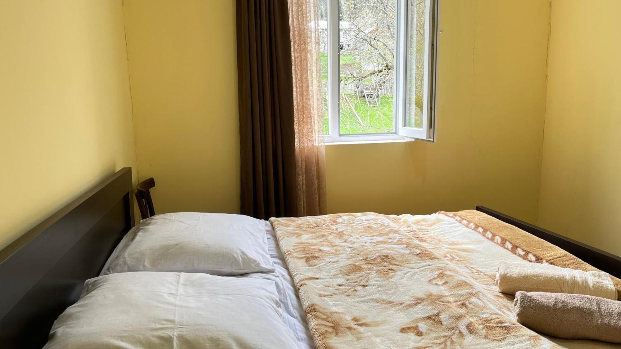 Ciuri'S Guesthouse Zhabeshi Bagian luar foto