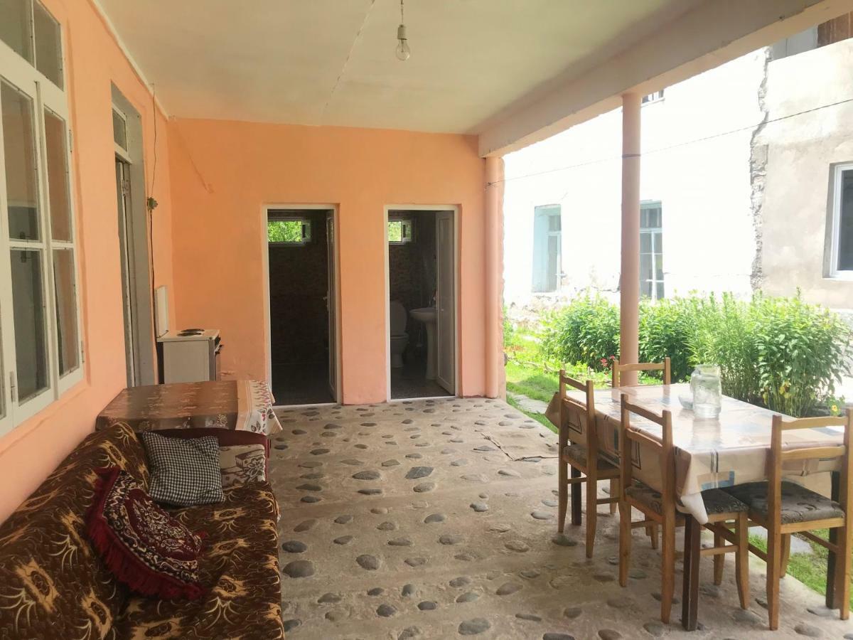 Ciuri'S Guesthouse Zhabeshi Bagian luar foto